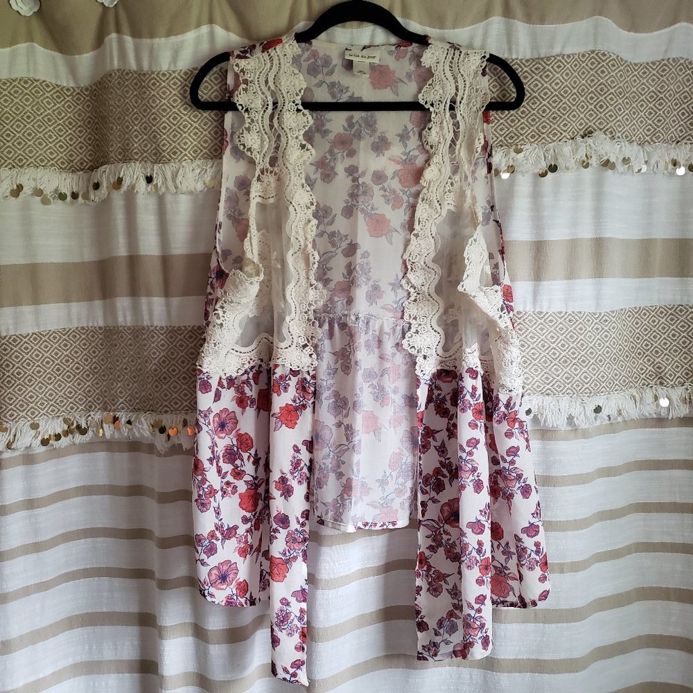 Belle Du Jour | Sheer Crochet Floral Hi-Lo Vest